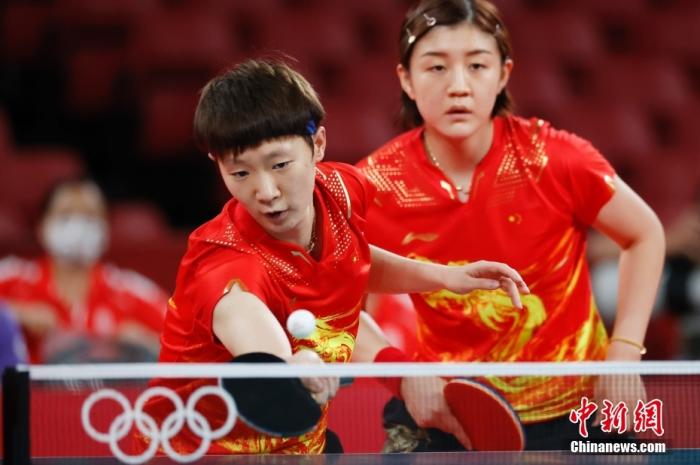 8月3日，中国队球员陈梦/王曼昱(左)在比赛中。当日，东京奥运会举行乒乓球女子团体比赛，中国队战胜新加坡队，晋级四强。/p中新社记者 韩海丹 摄