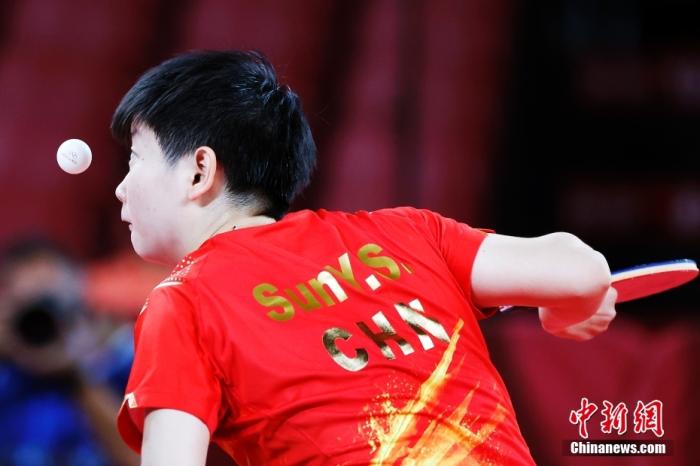 8月3日，中国队球员孙颖莎在比赛中。当日，东京奥运会举行乒乓球女子团体比赛，中国队战胜新加坡队，晋级四强。 /p中新社记者 韩海丹 摄