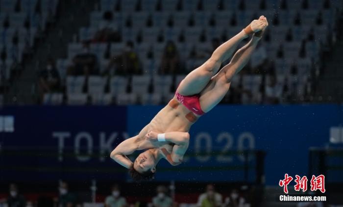 8月3日下午，在东京奥运会跳水男子三米板决赛中，中国选手谢思埸以558.75分为中国代表团摘得第30枚金牌，王宗源以534.90分获得亚军。图为王宗源在比赛中。 /p中新社记者 杜洋 摄