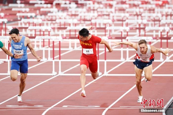 8月3日，东京奥运会男子110米栏开赛，谢文骏在预赛中跑出13秒51，以小组第四晋级半决赛。图为谢文骏在比赛中。 /p中新社记者 韩海丹 摄