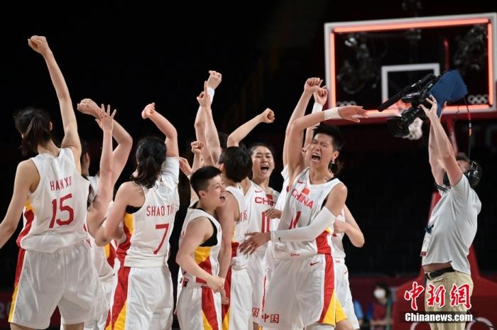 7月30日晚,东京奥运会女篮小组赛继续进行,首场取胜的中国女篮迎战澳大利亚。经过四节激烈较量,中国队76:74险胜,取得2连胜同时提前晋级八强。图为女篮队员庆祝胜利。图片来源:视觉中国 7月30日晚,东京奥运会女篮小组赛继续进行,首场取胜的中国女篮迎战澳大利亚。经过四节激烈较量,中国队76:74险胜,取得2连胜同时提前晋级八强。图为女篮队员庆祝胜利。图片来源:视觉中国
