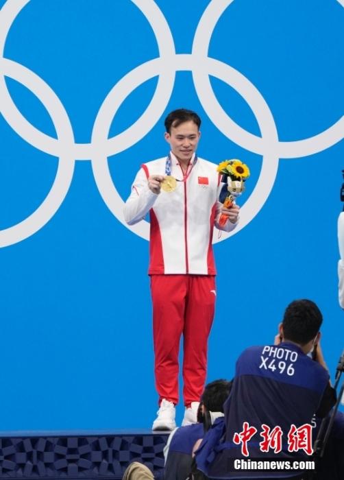 当地时间8月3日，东京奥运会男子单人3米跳板决赛中，中国选手谢思埸以558.75分首次加冕该项目奥运冠军。图为谢思埸在颁奖仪式上。 /p中新社记者 杜洋 摄