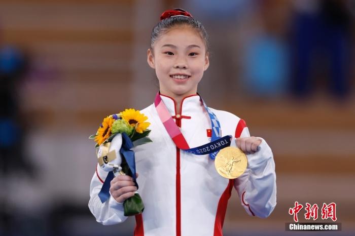 北京时间8月3日，在东京奥运会女子平衡木决赛中，中国选手管晨辰以14.633分夺得冠军。这是中国代表团本届奥运会的第32金。另一位中国选手唐茜靖获得第二。图为管晨辰展示金牌。 /p中新社记者 富田 摄