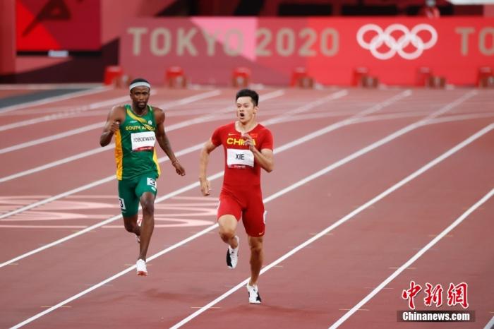 8月3日，东京奥运会男子200米半决赛中，中国选手谢震业跑出了20秒45的成绩，位列小组第七，遗憾无缘最终的决赛。图为谢震业在比赛中。/p中新网记者 韩海丹 摄