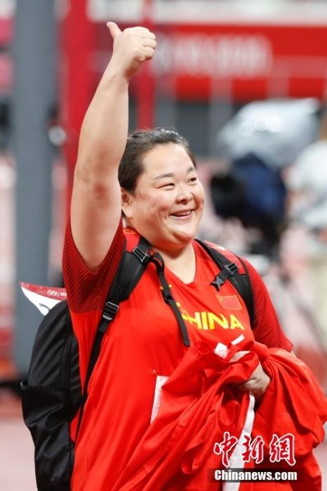 8月3日，在东京奥运会女子链球决赛中，中国选手王峥在最后一次试投时掷出77.03米，获得该项目的银牌。图为赛后王峥举手庆祝。 /p中新社记者 韩海丹 摄