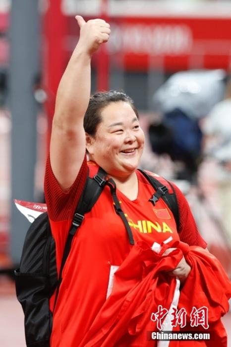 8月3日,在东京奥运会女子链球决赛中,中国选手王峥在最后一次试投时掷出77.03米,获得该项目的银牌。图为赛后王峥举手庆祝。 中新社记者 韩海丹 摄 8月3日,在东京奥运会女子链球决赛中,中国选手王峥在最后一次试投时掷出77.03米,获得该项目的银牌。图为赛后王峥举手庆祝。 /p中新社记者 韩海丹 摄