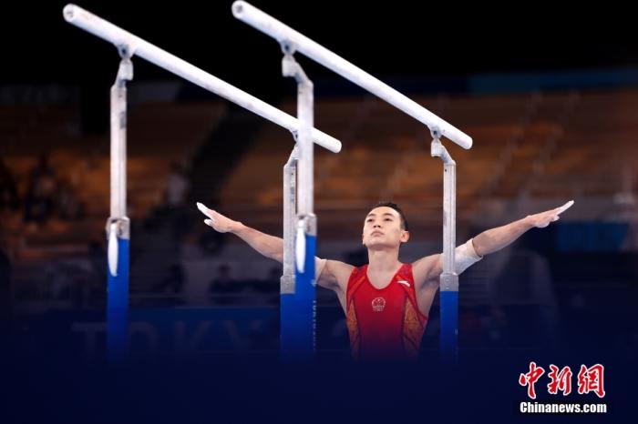 当地时间8月3日，在东京奥运会男子体操双杠决赛中，中国选手邹敬园以16.233分夺得冠军。这是中国代表团本届奥运会的第31金。/p中新社记者 富田 摄