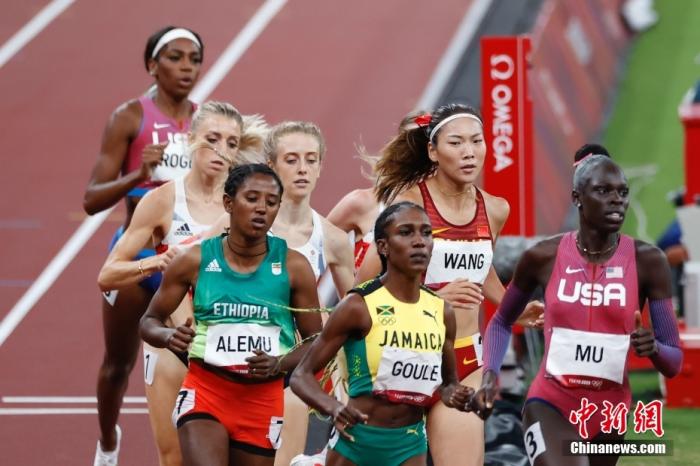 8月3日，在东京奥运会女子800米决赛中，中国选手王春雨以1分57秒获得第五名。图为王春雨在比赛中。 /p中新社记者 韩海丹 摄