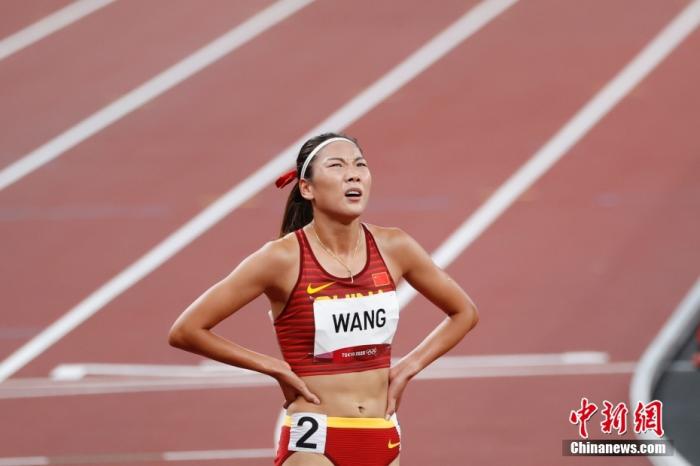 8月3日，在东京奥运会女子800米决赛中，中国选手王春雨以1分57秒获得第五名。图为王春雨完成比赛。 /p中新社记者 韩海丹 摄
