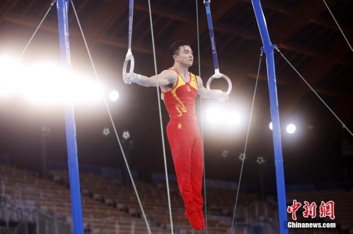 北京时间8月2日，在东京奥运会男子体操单项吊环的比赛中，中国选手刘洋以15.500分夺得冠军。这是中国代表团本届比赛的第26金。图为刘洋在比赛中。 图片来源：视觉中国