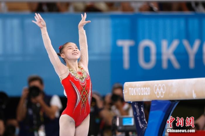 北京时间8月3日，在东京奥运会女子平衡木决赛中，中国选手管晨辰以14.633分夺得冠军。这是中国代表团本届奥运会的第32金。另一位中国选手唐茜靖获得第二。图为管晨辰在比赛中。 /p中新社记者 富田 摄