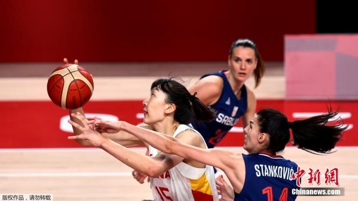 当地时间8月4日,奥运会女篮1/4决赛中,中国女篮70:77塞尔维亚女篮无缘四强。三节战罢中国女篮一度领先9分,但末节比赛开局对手打出一波进攻潮反超比分,最终中国女篮遗憾落败。 当地时间8月4日,奥运会女篮1/4决赛中,中国女篮70:77塞尔维亚女篮无缘四强。三节战罢中国女篮一度领先9分,但末节比赛开局对手打出一波进攻潮反超比分,最终中国女篮遗憾落败。