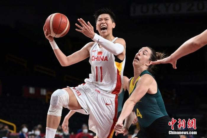7月30日晚,东京奥运会女篮小组赛继续进行,首场取胜的中国女篮迎战澳大利亚。经过四节激烈较量,中国队76:74险胜,取得2连胜同时提前晋级八强。图为女篮队员在比赛中。图片来源:视觉中国 7月30日晚,东京奥运会女篮小组赛继续进行,首场取胜的中国女篮迎战澳大利亚。经过四节激烈较量,中国队76:74险胜,取得2连胜同时提前晋级八强。图为女篮队员在比赛中。图片来源:视觉中国