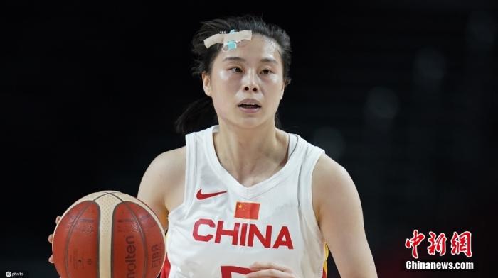 7月30日晚,东京奥运会女篮小组赛继续进行,首场取胜的中国女篮迎战澳大利亚。经过四节激烈较量,中国队76:74险胜,取得2连胜同时提前晋级八强。图为王思雨受伤后继续坚持比赛。图片来源:ICphoto 7月30日晚,东京奥运会女篮小组赛继续进行,首场取胜的中国女篮迎战澳大利亚。经过四节激烈较量,中国队76:74险胜,取得2连胜同时提前晋级八强。图为王思雨受伤后继续坚持比赛。图片来源:ICphoto