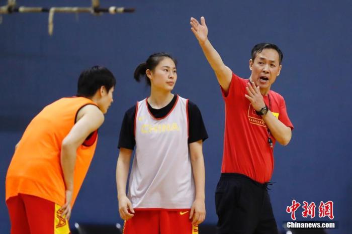 资料图：中国女篮主教练许利民(右)在训练场指导。/p中新社记者 盛佳鹏 摄