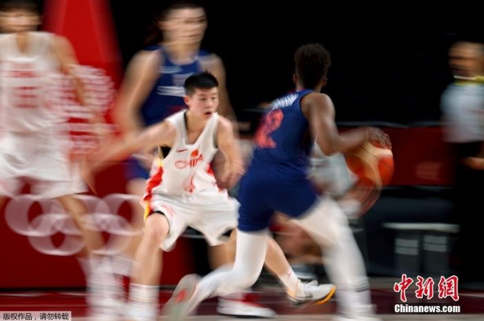 当地时间8月4日,奥运会女篮1/4决赛中,中国女篮70:77塞尔维亚女篮无缘四强。三节战罢中国女篮一度领先9分,但末节比赛开局对手打出一波进攻潮反超比分,最终中国女篮遗憾落败。 当地时间8月4日,奥运会女篮1/4决赛中,中国女篮70:77塞尔维亚女篮无缘四强。三节战罢中国女篮一度领先9分,但末节比赛开局对手打出一波进攻潮反超比分,最终中国女篮遗憾落败。