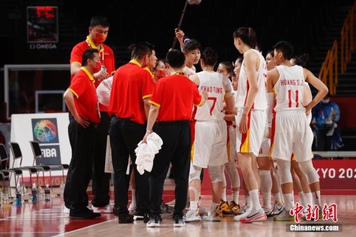 当地时间8月4日，中国队主教练许利民等布置战术。当日，在东京奥运会女子篮球1/4决赛中，中国女篮70：77不敌塞尔维亚女篮，止步八强。 /p中新社记者 韩海丹 摄