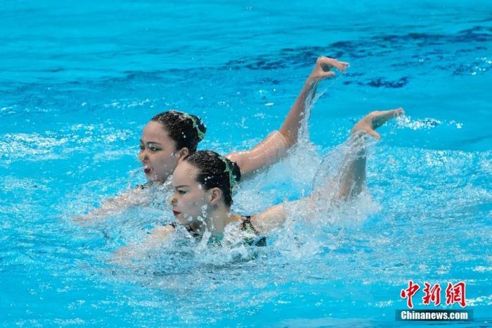8月4日晚，东京奥运会花样游泳双人自由自选决赛进行，中国组合黄雪辰/孙文雁得到96.9000分，加上此前的技术自选得分，最终她们以192.4499分夺得亚军，俄罗斯奥运组合夺得冠军。图为中国组合在比赛中。 /p中新社记者 杜洋 摄