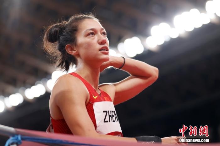 当地时间8月4日,中国选手郑妮娜力在田径女子七项全能铅球比赛中与教练交流。 中新社记者 富田 摄 当地时间8月4日,中国选手郑妮娜力在田径女子七项全能铅球比赛中与教练交流。 /p中新社记者 富田 摄