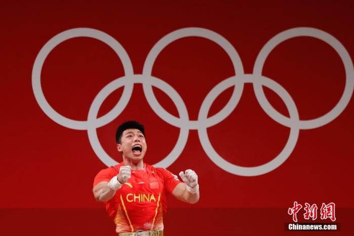 北京时间7月25日晚,在东京奥运会男子举重67公斤级比赛中,中国选手谌利军以抓举145公斤、挺举187公斤、总成绩332公斤夺冠,打破挺举和总成绩奥运纪录的同时,也为中国体育代表团摘得本届奥运会的第六金。图为谌利军庆祝胜利。 中新社记者 韩海丹 摄 北京时间7月25日晚,在东京奥运会男子举重67公斤级比赛中,中国选手谌利军以抓举145公斤、挺举187公斤、总成绩332公斤夺冠,打破挺举和总成绩奥运纪录的同时,也为中国体育代表团摘得本届奥运会的第六金。图为谌利军庆祝胜利。 /p中新社记者 韩海丹 摄