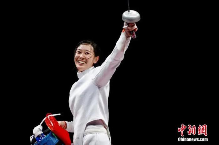 7月24日晚,东京奥运会女子重剑个人赛中,中国选手孙一文以11:10战胜罗马尼亚选手波佩斯库,夺得冠军。中新社记者 富田 摄
7月24日晚,东京奥运会女子重剑个人赛中,中国选手孙一文以11:10战胜罗马尼亚选手波佩斯库,夺得冠军。/p中新社记者 富田 摄