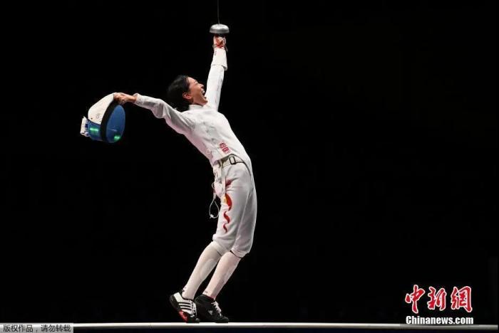 7月24日晚，东京奥运会女子重剑个人赛中，中国选手孙一文以11：10战胜罗马尼亚选手波佩斯库，夺得冠军。图为孙一文庆祝夺金。/p中新社记者 富田 摄 