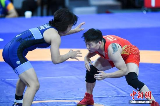 8月20日，雅加达亚运会摔跤女子自由跤53公斤级1/4决赛，中国选手庞倩玉(图右)以1比4的比分负于日本选手。/p中新社记者 杨华峰 摄