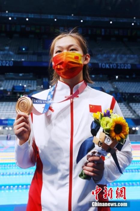 7月26日，中国选手李冰洁展示奖牌。当日，东京奥运会游泳女子400米自由泳决赛在东京水上运动中心举行，李冰洁夺得铜牌。 /p中新社记者 韩海丹 摄