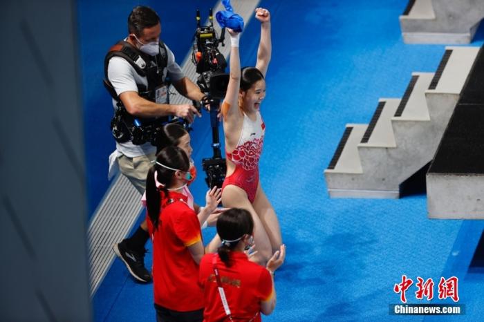 当地时间7月27日，初次亮相奥运赛场的中国跳水小将陈芋汐和张家齐顶住压力，以363.78分成功夺得东京奥运会女子双人10米跳台冠军。图为比赛结束时陈芋汐和张家齐庆祝夺金。/p中新社记者 韩海丹 摄
