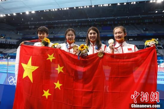当地时间7月29日，东京奥运会女子4x200米自由泳接力决赛中，由张雨霏、杨浚瑄、李冰洁和汤慕涵组成的中国队以7分40秒33的成绩夺得冠军，并打破世界纪录。这也是中国代表团在此次奥运会上的第14枚金牌。/p中新社记者 富田 摄