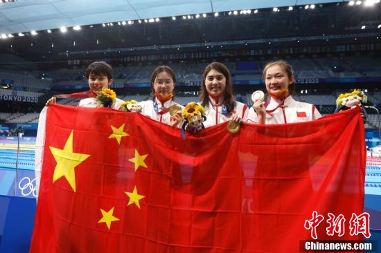 当地时间7月29日,东京奥运会女子4x200米自由泳接力决赛中,由张雨霏、杨浚瑄、李冰洁和汤慕涵组成的中国队以7分40秒33的成绩夺得冠军,并打破世界纪录。这也是中国代表团在此次奥运会上的第14枚金牌。中新社记者 富田 摄 当地时间7月29日,东京奥运会女子4x200米自由泳接力决赛中,由张雨霏、杨浚瑄、李冰洁和汤慕涵组成的中国队以7分40秒33的成绩夺得冠军,并打破世界纪录。这也是中国代表团在此次奥运会上的第14枚金牌。/p中新社记者 富田 摄