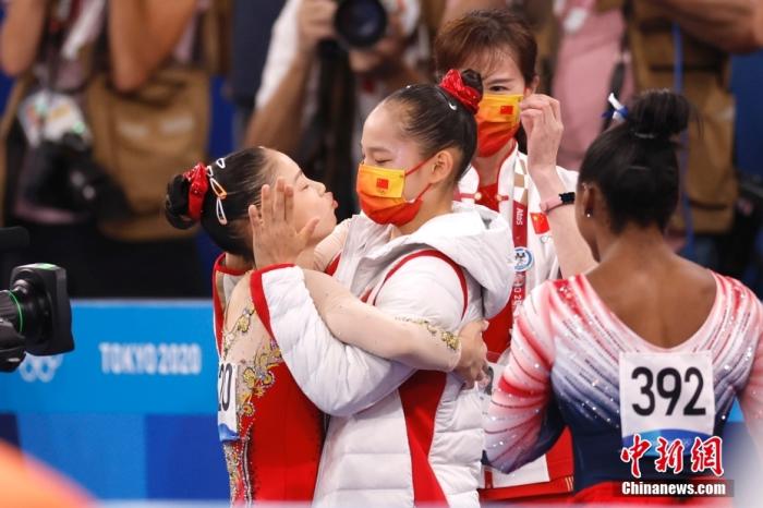北京时间8月3日,在东京奥运会女子平衡木决赛中,中国选手管晨辰以14.633分夺得冠军。这是中国代表团本届奥运会的第32金。另一位中国选手唐茜靖获得第二。图为管晨辰(左)在体操女子平衡木决赛后与队友拥抱。 中新社记者 富田 摄 北京时间8月3日,在东京奥运会女子平衡木决赛中,中国选手管晨辰以14.633分夺得冠军。这是中国代表团本届奥运会的第32金。另一位中国选手唐茜靖获得第二。图为管晨辰(左)在体操女子平衡木决赛后与队友拥抱。 /p中新社记者 富田 摄