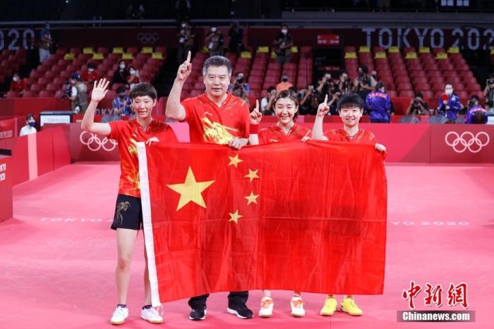 8月5日晚，在东京奥运会女乒团体决赛中，由陈梦、孙颖莎、王曼昱组成的中国队3：0战胜日本队，获得冠军。这是国乒本届奥运会得到的第三枚金牌，也是中国代表团在东京奥运会的第34金。图为中国队庆祝胜利。 /p中新社记者 韩海丹 摄