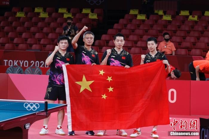 北京时间8月6日晚，在东京奥运会乒乓球男团决赛中，由马龙、樊振东和许昕组成的中国队以3：0战胜德国队，获得冠军。图为中国队庆祝夺冠。 /p中新社记者 韩海丹 摄