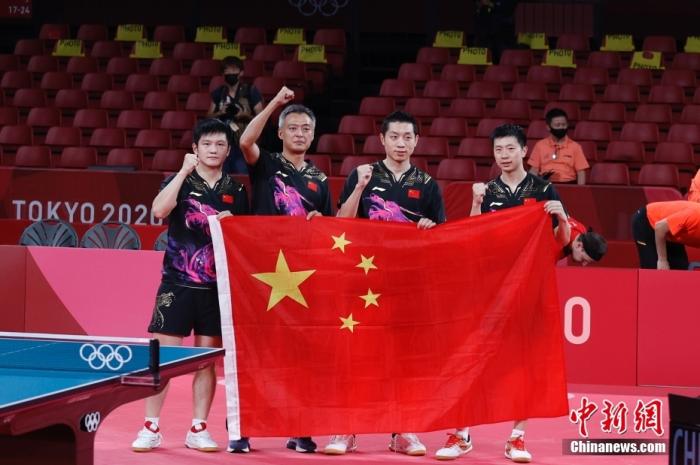 北京时间8月6日晚，在东京奥运会乒乓球男团决赛中，由马龙、樊振东和许昕组成的中国队以3：0战胜德国队，获得冠军。图为中国队庆祝夺冠。 /p中新社记者 韩海丹 摄