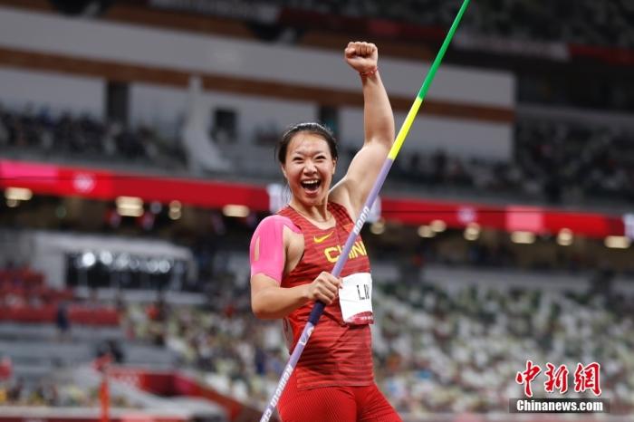 当地时间8月6日，在东京奥运会女子标枪决赛中，中国选手刘诗颖在第一次试投中投出66.34米，获得该项目的金牌。这也是中国选手首夺奥运会标枪项目的金牌。图为中国选手刘诗颖庆祝夺冠。 /p中新社记者 富田 摄