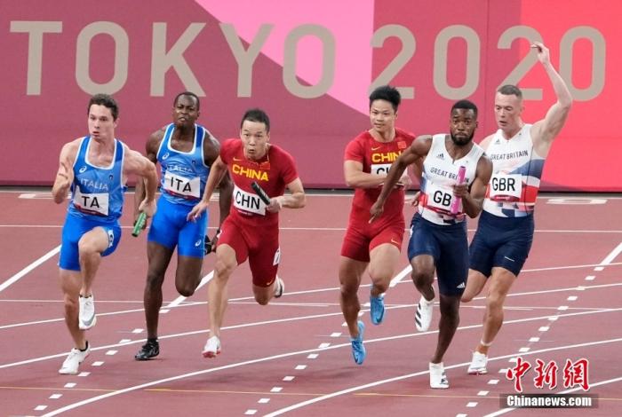 8月6日，在东京奥运会男子4×100米接力决赛中，中国队以37.79秒的成绩获得第四，第四名也追平了中国在该项目的最好成绩。图为比赛现场。 /p中新社记者 杜洋 摄
