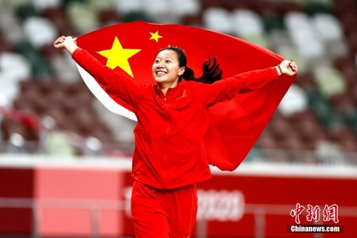 当地时间8月6日，在东京奥运会女子标枪决赛中，中国选手刘诗颖在第一次试投中投出66.34米，获得该项目的金牌。这也是中国选手首夺奥运会标枪项目的金牌。图为中国选手刘诗颖身披国旗庆祝夺冠。 /p中新社记者 富田 摄