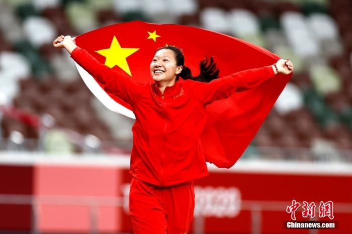 当地时间8月6日,在东京奥运会女子标枪决赛中,中国选手刘诗颖在第一次试投中投出66.34米,获得该项目的金牌。这也是中国选手首夺奥运会标枪项目的金牌。图为中国选手刘诗颖身披国旗庆祝夺冠。 中新社记者 富田 摄 当地时间8月6日,在东京奥运会女子标枪决赛中,中国选手刘诗颖在第一次试投中投出66.34米,获得该项目的金牌。这也是中国选手首夺奥运会标枪项目的金牌。图为中国选手刘诗颖身披国旗庆祝夺冠。 /p中新社记者 富田 摄
