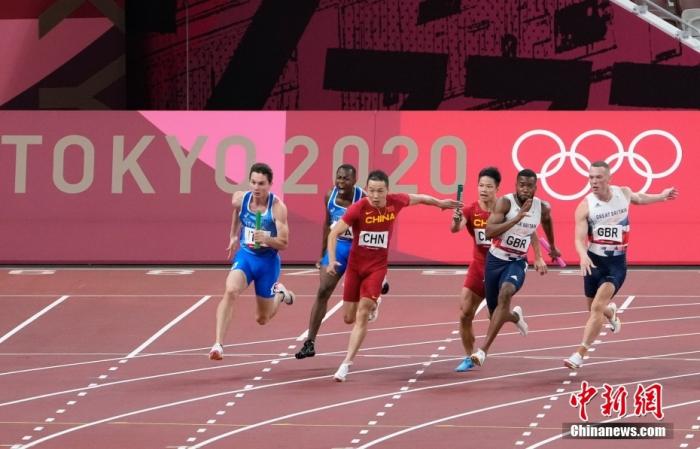 8月6日，在东京奥运会男子4X100米接力决赛中，由汤星强、谢震业、苏炳添和吴智强组成的中国队以37秒79的成绩获得第四名。图为苏炳添(右三)给吴智强(右四)交棒。 /p中新社记者 杜洋 摄