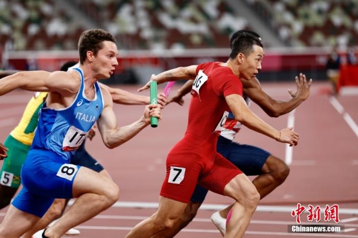 8月6日，在东京奥运会男子4×100米接力决赛中，中国队以37.79秒的成绩获得第四，第四名也追平了中国在该项目的最好成绩。图为比赛现场。 /p中新社记者 富田 摄