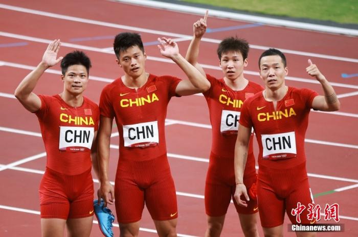8月6日,在东京奥运会男子4×100米接力决赛中,中国队以37.79秒的成绩获得第四,第四名也追平了中国在该项目的最好成绩。图为队员赛后合影。图片来源:视觉中国 8月6日,在东京奥运会男子4×100米接力决赛中,中国队以37.79秒的成绩获得第四,第四名也追平了中国在该项目的最好成绩。图为队员赛后合影。图片来源:视觉中国