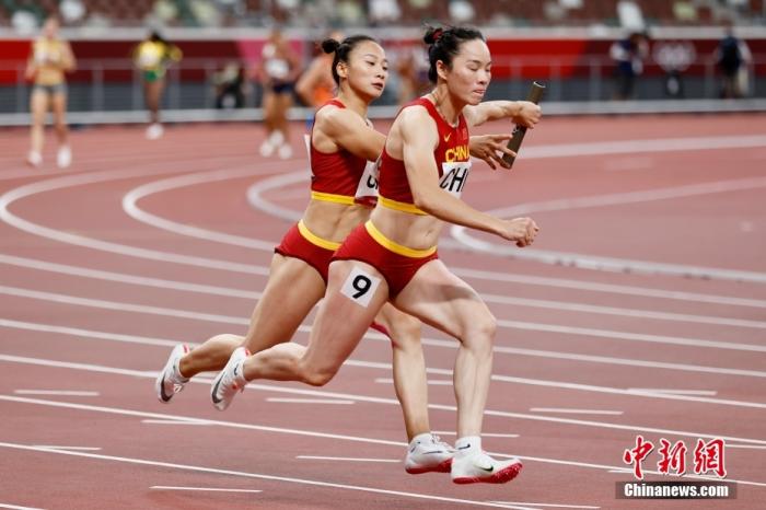 当地时间8月6日，中国选手黄瑰芬(左)、韦永丽在田径女子4×100米接力决赛中。当日，东京奥运会田径女子4×100米接力决赛在东京新国立竞技场进行，由梁小静、葛曼棋、黄瑰芬和韦永丽组成的中国队以42秒71获得第六名。 /p中新社记者 富田 摄