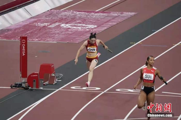 8月6日，在东京奥运会女子4x100米接力决赛中，由梁小静、葛曼棋、黄瑰芬、韦永丽组成的中国队以42.71秒获得第六名。图为中国队冲刺。 /p中新社记者 杜洋 摄