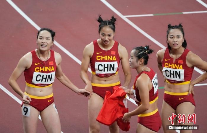 8月6日，在东京奥运会女子4x100米接力决赛中，由梁小静、葛曼棋、黄瑰芬、韦永丽组成的中国队以42.71秒获得第六名。图为赛后的队员们。 /p中新社记者 杜洋 摄