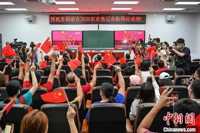 逾百名暨南大学师生在该校邵逸夫体育馆集中收看赛事直播,为中国男子接力队加油鼓劲。 陈骥旻 摄 逾百名暨南大学师生在该校邵逸夫体育馆集中收看赛事直播,为中国男子接力队加油鼓劲。 陈骥旻 摄