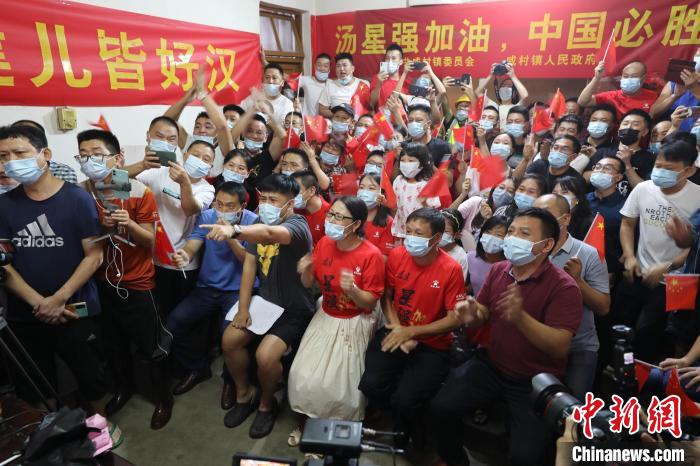 图为汤星强父母、少体校训练时期教练、邻里、亲朋好友在家中收看比赛,为他加油。 黄起青 摄 图为汤星强父母、少体校训练时期教练、邻里、亲朋好友在家中收看比赛,为他加油。 黄起青 摄