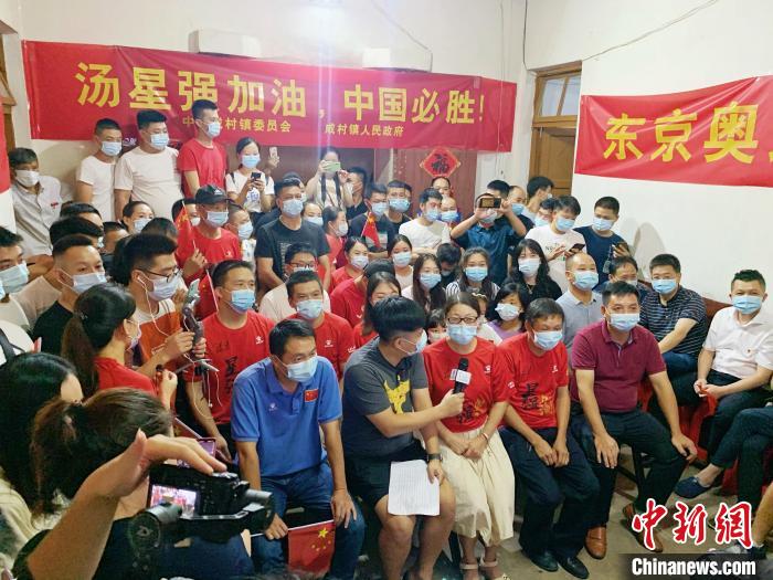 图为汤星强父母、少体校训练时期教练、邻里、亲朋好友在家中收看比赛,为他加油。 黄起青 摄 图为汤星强父母、少体校训练时期教练、邻里、亲朋好友在家中收看比赛,为他加油。 黄起青 摄