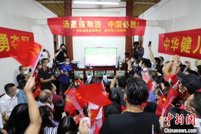 图为众人在家中收看比赛,为汤星强加油。 郑文敏 摄 图为众人在家中收看比赛,为汤星强加油。 郑文敏 摄