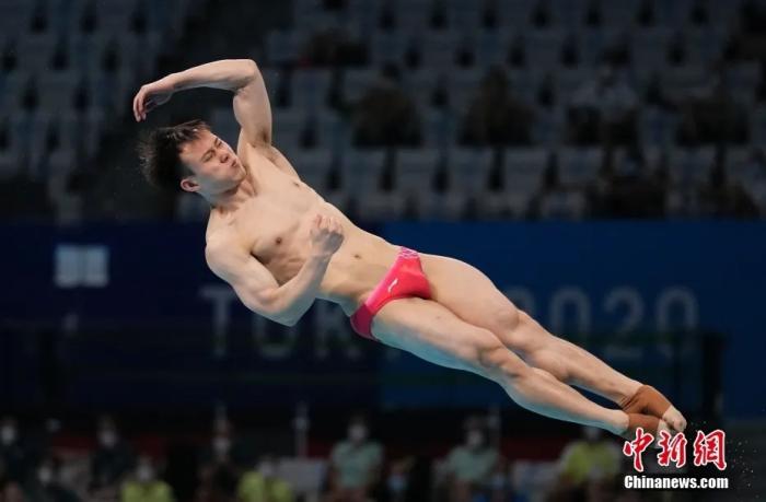 当地时间8月3日，东京奥运会男子单人3米跳板决赛中，中国选手谢思埸以558.75分首次加冕该项目奥运冠军。图为谢思埸在比赛中。/p中新社记者 杜洋 摄